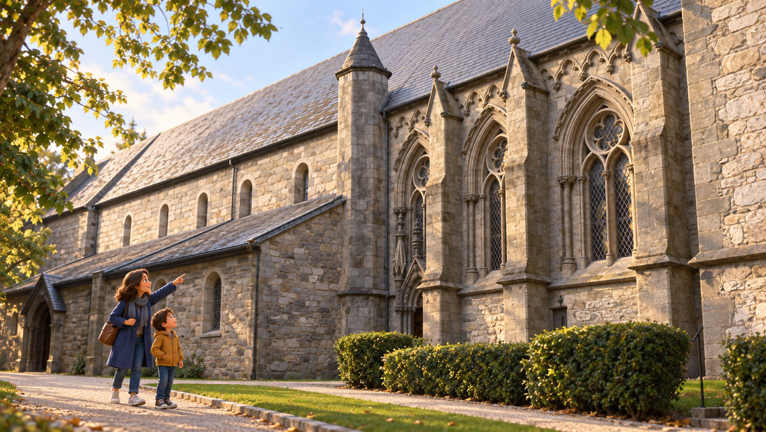 En mor og et barn ser opp på steinveggene og vinduene i Stavanger domkirke.