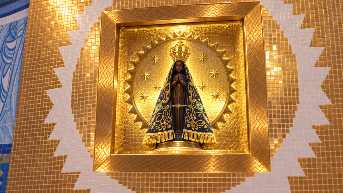 Den lille Mariafiguren står i den store gylne nisjen i helligdommen i Aparecida.